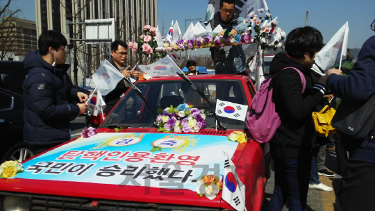 [朴대통령 탄핵] 떡, 꽃 나눠주며 축제의 장 된 광화문광장