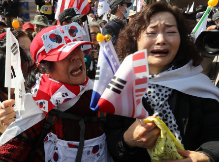 10일 헌재가 대통령 탄핵 인용 발표를 하자 서울 종로구 수운회관 앞에서 탄핵 반대 집회를 하던 시민들이 오열하고 있다. /연합뉴스