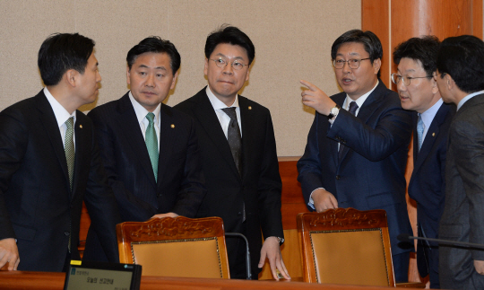 10일 서울시 종로구 재동 헌법재판소 대심판정에서 박근혜 대통령 탄핵이 결정된 뒤 국회 탄핵소추위원들이 상기된 표정으로 의견을 나누고 있다.  /사진공동취재단