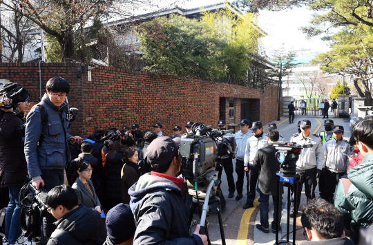 박근혜 대통령 탄핵안이 인용된 10일 서울 강남구 삼성동의 박 전 대통령 사저 앞에 취재진과 경찰이 맞서 긴장이 감돌고 있다.  /송은석기자