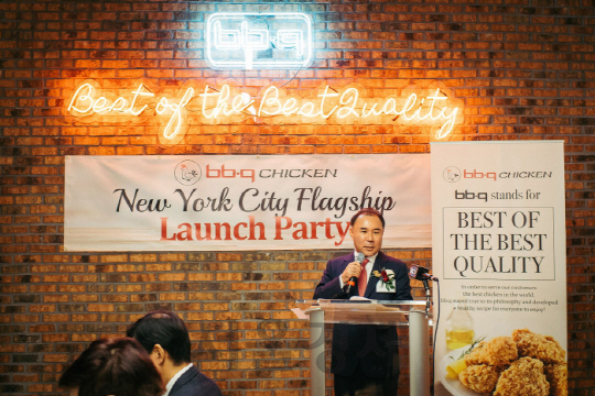 윤홍근 제네시스BBQ 회장이 9일 뉴욕 맨해튼에 오픈한 BBQ 직영점 개장식에서 인사말을 하고 있다./사진제공 = BBQ