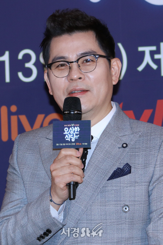 김용만이 10일 열린 올리브TV ‘요상한 식당’ 제작발표회에서 인사말을 하고 있다.