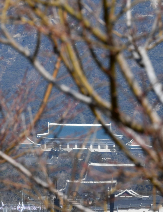 박근혜 대통령의 탄핵 심판 인용 결정된 10일 서울 도심에서 바라본 청와대에 적막감이 흐르고 있다./권욱기자ukkwon@sedaily.com