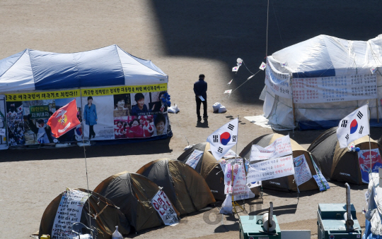 10일 박근혜 대통령 탄핵에 반대하는 보수단체 회원들이 서울광장에 설치한 천막 주변에 적막감이 흐르고 있다./권욱기자ukkwon@sedaily.com