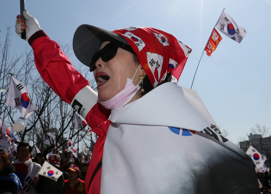 10일 헌재가 대통령 탄핵 인용 발표를 하자 탄핵 반대 집회를 하던 시민이 눈물을 흘리고 있다./연합뉴스