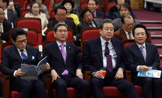 10일 오전 서울 여의도 국회 의원회관에서 열린 대한민국 미래혁신포럼 ‘국회의원 정수 감축 방안 세미나’에 참석한 바른정당 정병국 대표(왼쪽부터)와 김학용, 김무성 의원, 남경필 경기지사가 긴장한 듯한 표정으로 앉아 있다. / 연합뉴스