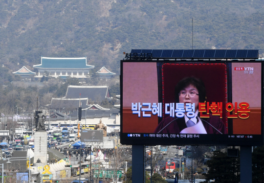 10일 오전 서울 광화문의 대형 전광판에 헌법재판소의 박근혜 대통령 탄핵 심판 인용 결정이 생중계되고 있다. 전광판 옆으로 청와대가 보인다./권욱기자ukkwon@sedaily.com