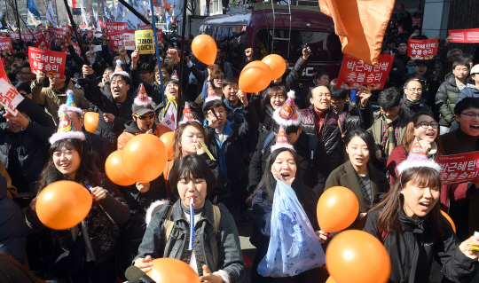 헌법재판소가 10일 오전 11시21분 박근혜 대통령에 대한 탄핵 인용 선고를 내리자 서울 종로경찰서 앞에서 열린 박근혜 퇴진 비상국민행동의 집회에 참가한 시민들이 환호하고 있다./이호재기자