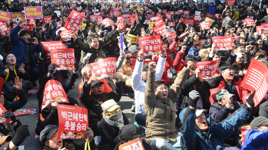 헌법재판소가 10일 오전 11시21분 박근혜 대통령에 대한 탄핵 인용 선고를 내리자 서울 종로경찰서 앞에서 열린 박근혜 퇴진 비상국민행동의 집회에 참가한 시민들이 환호하고 있다./이호재기자