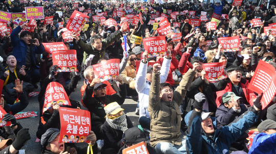 [朴대통령 탄핵]'옷 벗고 항의' '덩실덩실 춤'…박근혜 탄핵, 쪼개진 국민들