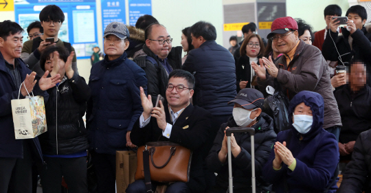 [朴대통령 탄핵]'옷 벗고 항의' '덩실덩실 춤'…박근혜 탄핵, 쪼개진 국민들