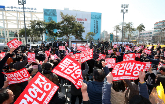 [朴대통령 탄핵]'옷 벗고 항의' '덩실덩실 춤'…박근혜 탄핵, 쪼개진 국민들