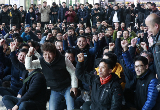 10일 오전 서울역에서 철도노조 관계자들이 TV에서 최종선고 생중계 방송을 보고 환호성을 지르고 있다.