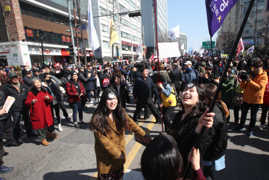 10일 서울 종로경찰서 앞에서 열린 박근혜 퇴진 비상국민행동의 집회에서 시민들이 머리에 피켓을 매고 춤을 추고 있다.