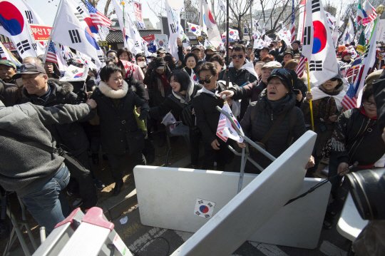 헌재 만장일치로 ‘대통령 파면이 결정된 10일 서울 안국역 일대에서 태극기 집회 참석자들이 파면 결정에 오열하며 집기를 부수고 있다. /이호재기자.