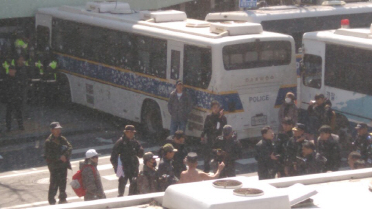 안국역사거리에서 흥분한 한 남성이 옷을 벗고 경찰에게 항의하고 있다. /서울경제DB
