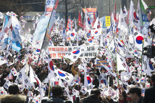 헌재 만장일치로 ‘대통령 파면이 결정된 10일 서울 안국역 일대에서 태극기 집회 참석자들이 파면 결정에 분노하고 있다. /이호재기자.