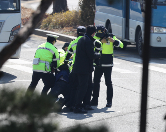 [朴대통령 탄핵]'옷 벗고 항의' '덩실덩실 춤'…박근혜 탄핵, 쪼개진 국민들