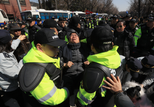 [朴대통령 탄핵]'옷 벗고 항의' '덩실덩실 춤'…박근혜 탄핵, 쪼개진 국민들