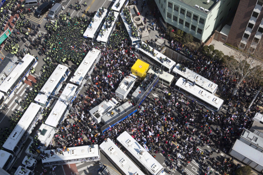 10일 오후 서울 재동 헌법재판소 앞에서 박근혜 대통령의 탄핵이 인용 되자 보수단체 회원들이 차벽을 부수고 헌재로 진입하고 있다./사진공동취재단