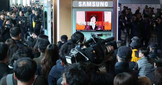박근혜 전 대통령 탄핵심판 생중계 지켜보는 시민들