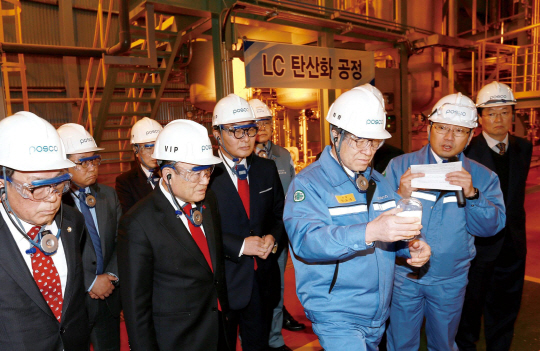 포스코 광양제철소 리튬 생산 공장을 방문한 권오준 회장.