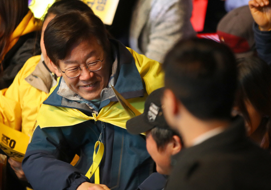 이재명 성남시장이 10일 오후 서울 광화문 광장에서 열린 촛불집회에서 참가해 시민들과 악수하고 있다. /연합뉴스