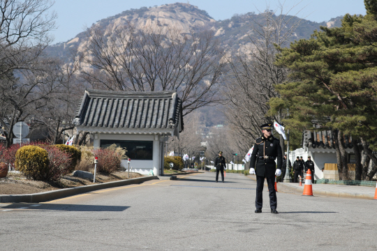 10일 박근혜 대통령 파면이 결정된 직후 청와대 앞 도로가 적막감에 싸여 있다. /연합뉴스