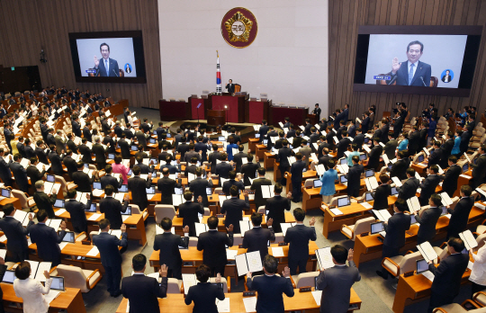 대통령 파면으로 인한 국정 혼란을 막기 위해서는 상생의 국회로 거듭나야 한다는 요구가 어느 때보다 많다. 사진은 지난해 6월13일 제20대 국회 개원식에서 정세균 국회의장을 비롯한 국회의원들이 의원선서를 하는 모습이다./이호재기자