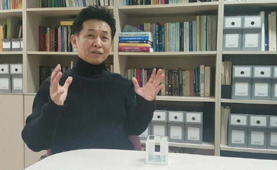 박남규 교수가 서울대 연구실에서 만능형 메타물질을 설명하고 있다.  /김지영기자