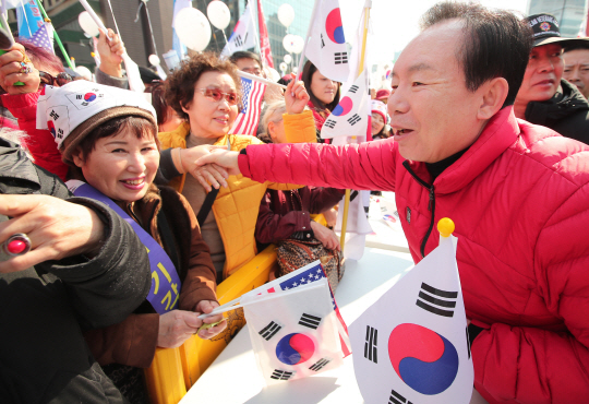 이인제 전 의원이 지난 4일 오후 서울광장과 그 주변에서 열린 박근혜 대통령 탄핵 기각 촉구 집회에서  참가자들과 인사를 하고 있다. 이 전 의원은 탄핵 인용 결정 후 처음 열리는 태극기 집회에는 불참할 것으로 알려졌다. /연합뉴스