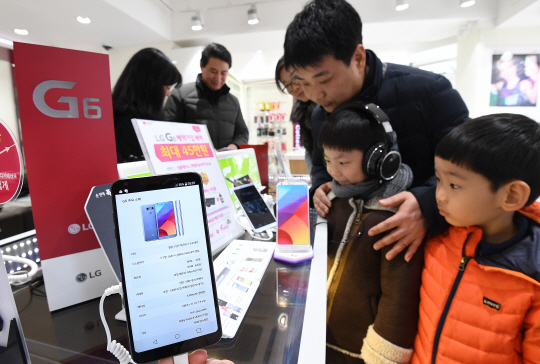 한 IT기기 판매점 방문객들이 LG전자의 새 스마트폰 G6을 살펴보고 있다. /이호재기자