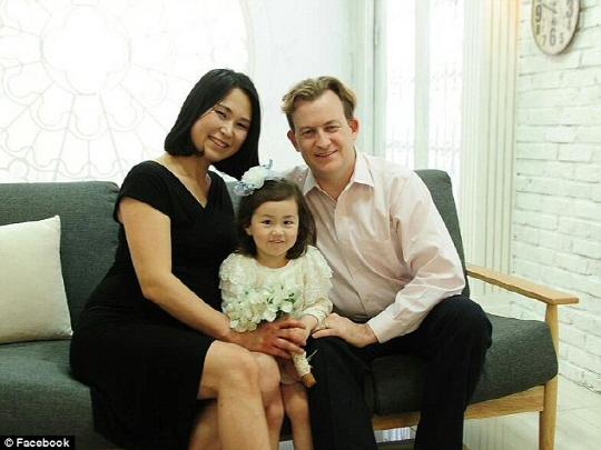 로버트 켈리(오른쪽) 부산대 교수와 아내 김정아(왼쪽)씨, 딸 매리언과 함께 찍은 가족사진을 어머니 엘렌 켈리씨가 공개했다. /데일리메일