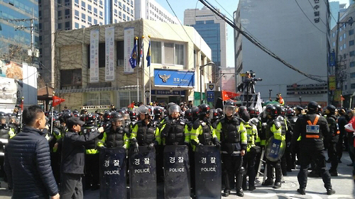 11일 탄핵 무효 촉구집회를 앞두고 참가자 일부가 경찰과 충돌했다. /연합뉴스