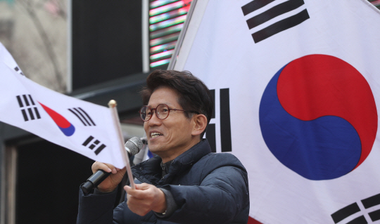 김문수 자유한국당 비대위원(전 경기지사)가 11일 서울 한빛광장에서 열린 태극기 집회에서 헌법재판소를 비판하는 발언을 하고 있다. /연합뉴스