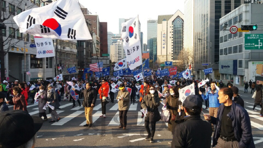 친박단체들로 구성된 시위대가 11일 서울 중구 명동의 한 대로에서헌법재판소의 박근혜 전 대통령 탄핵인용 결정에 불복하는 시위를 벌이고 있다./박우인 기자