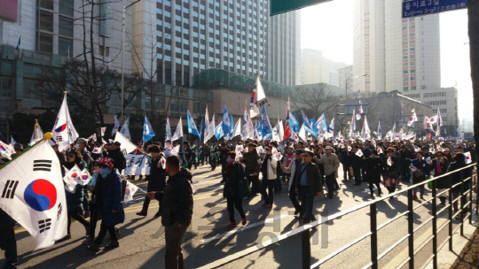 11일 박근혜 전 대통령을 지지하는 친박단체 회원들이 ‘탄핵무효’를 주장하며 서울 시내 도심을 행진하고 있다. /박우인기자