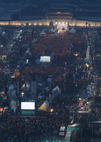 11일 오후 서울 광화문광장에서 열린 ‘모이자! 광화문으로! 촛불 승리를 위한 20차 범국민 행동의 날’ 집회에 주최측 추산 65만명이 참여해 본집회를 열고 있다. /연합뉴스