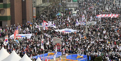 탄핵 무효 집회 참가자, 경찰서에 휘발유 뿌려 방화 시도까지