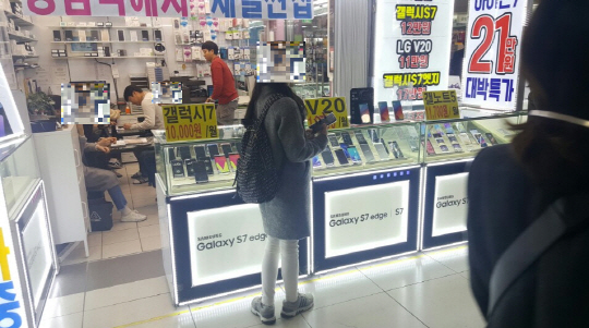 LG전자 차기 전략 스마트폰 ‘G6’가 정식 출시되고 맞은 첫 주말인 11일, 서울 강남역 지하 한 판매점에서 소비자들이 상담을 받고 있다. 올 들어 가장 포근한 주말을 맞아 나들이 나온 인파들 틈에는 무언가를 열심히 설명하는 휴대폰 판매점 직원과 그 말을 듣고 발걸음을 옮기는 소비자들의 모습이 눈에 띄었다./사진=권용민 기자