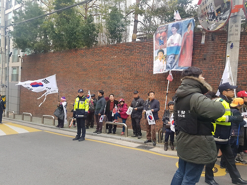 박 전 대통령 사저에 몰려든 박전 대통령 지지자들의 모습/연합뉴스
