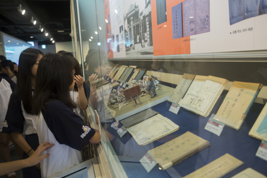 세종시에 있는 미래엔 교과서 박물관을 방문한 학생들이 옛 문헌들을 살펴보고 있다./사진제공=미래엔