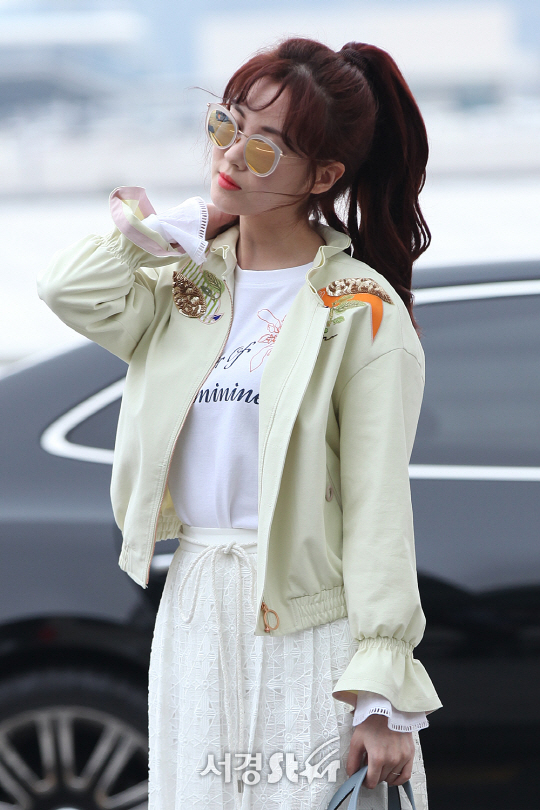 소녀시대 서현이 12일 오후 화보 촬영차 인천국제공항을 통해 인도네시아 발리로 출국하고 있다.