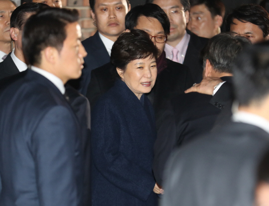 박근혜 전 대통령이 12일 오후 청와대를 떠나 서울 강남구 삼성동 사저에 도착하고 있다./사진=연합뉴스