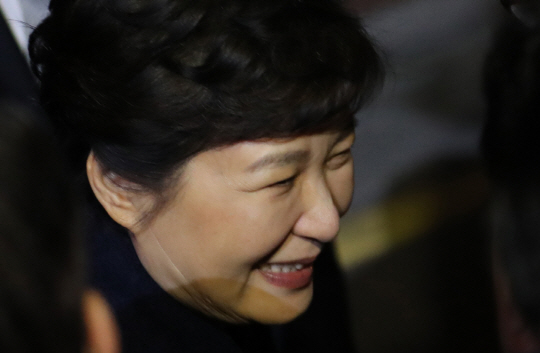 박근혜 전 대통령이 12일 오후 청와대를 떠나 서울 강남구 삼성동 사저에 도착, 지지자들과 인사하고 있다. /연합뉴스
