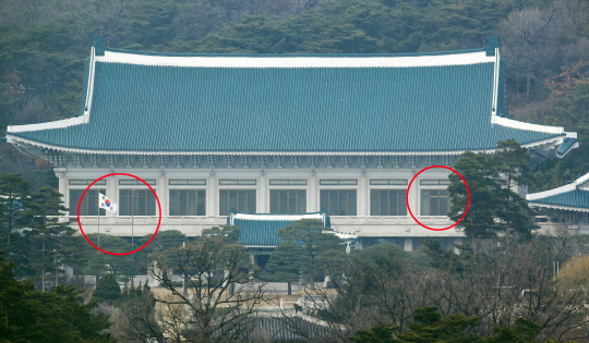 박근혜 전 대통령 파면 사흘째인 12일 청와대 왼편에 대통령을 상징하는 봉황기가 내려져 있다. 오른편에 위치한 한 방에는 하루종일 실내등이 켜져 있다.  /연합뉴스
