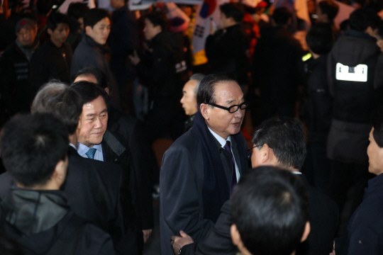 12일 저녁 박근혜 전 대통령이 청와대를 떠나 서울 강남구 삼성동 사저에 도착하기 앞서 서청원, 최경환 의원 등이 사저에 도착해 미리 대기하고 있다./사진=연합뉴스