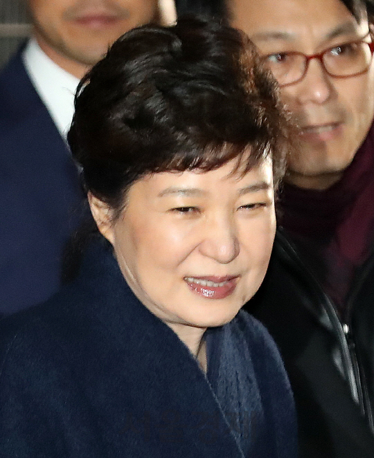 박근혜 전 대통령이 12일 서울 삼성동 사저 앞에 모여든 지지자 들 및 친박 정치인들과 인사를 나누고 있다./송은석기자