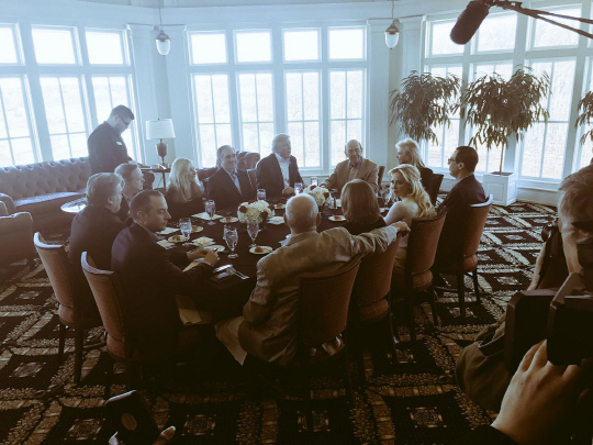 도널드 트럼프 미국 대통령과 백악관 참모진·내각 각료들이 11일(현지시간) 버지니아주 스털링지역의 트럼프내셔널골프클럽에서 식사를 하고 있다.    /트위터 캡처