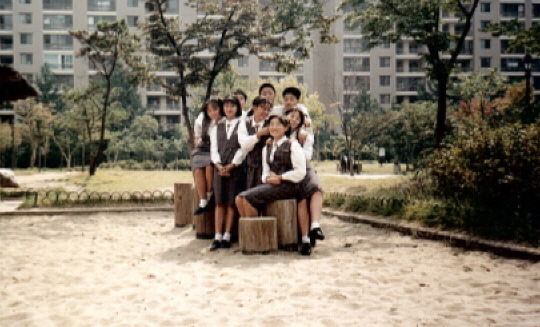 중학교 시절 친구들과 교복을 입고 사진을 찍고 있는 박현린 대표.